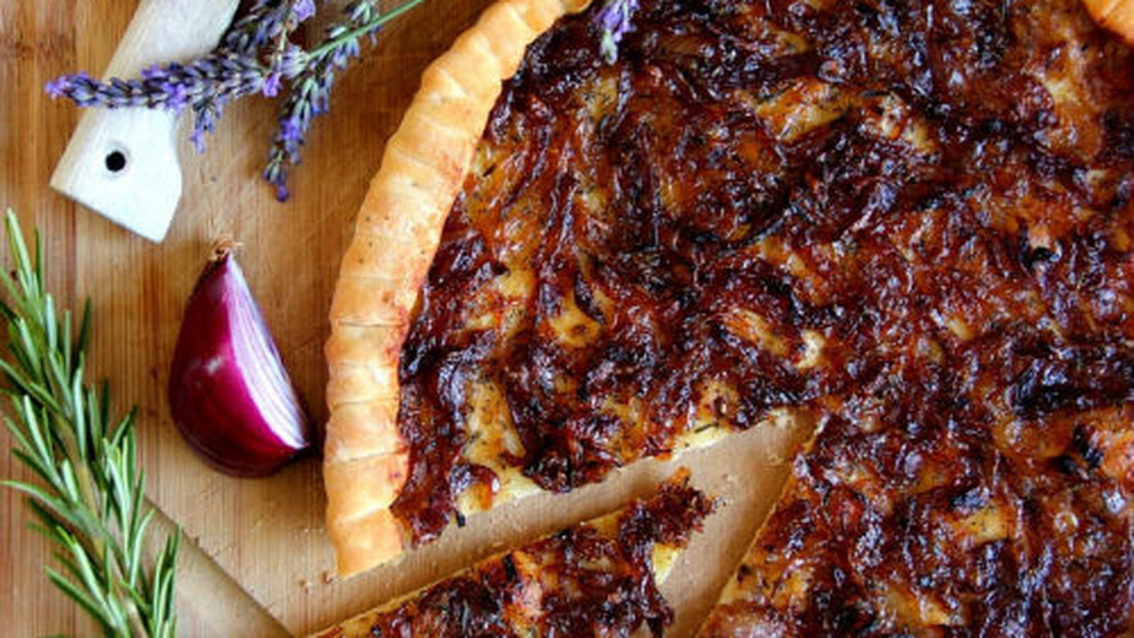 Pizza façon tarte aux oignons rouges et miel