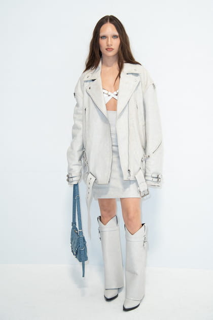 Maddie Ziegler en veste grise en daim et sac à main en jean au défilé Givenchy