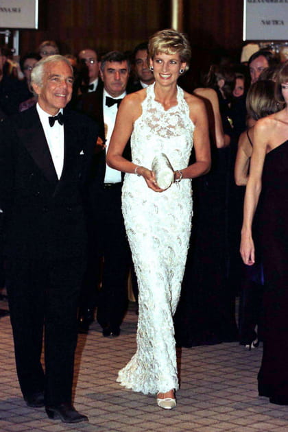 Lady Di en robe blanche col haut