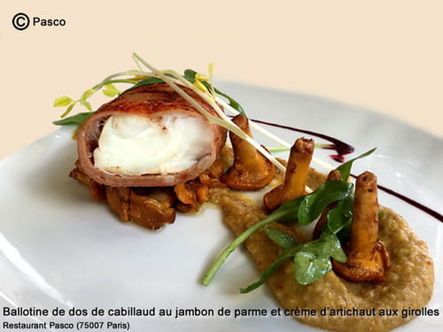 Ballotine de dos de cabillaud au jambon de parme et crème d’artichaut aux girolles