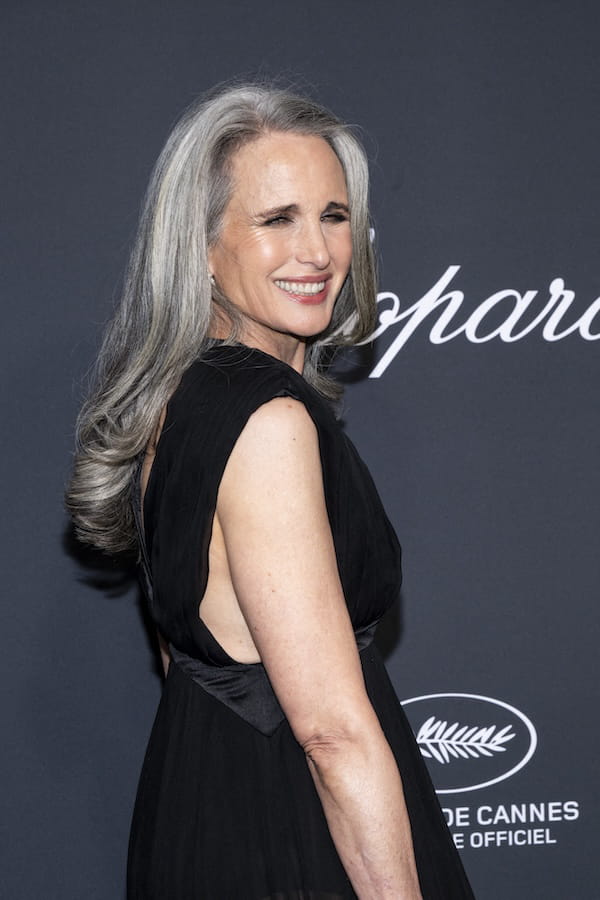 Andie-MacDowell-cheveux-gris