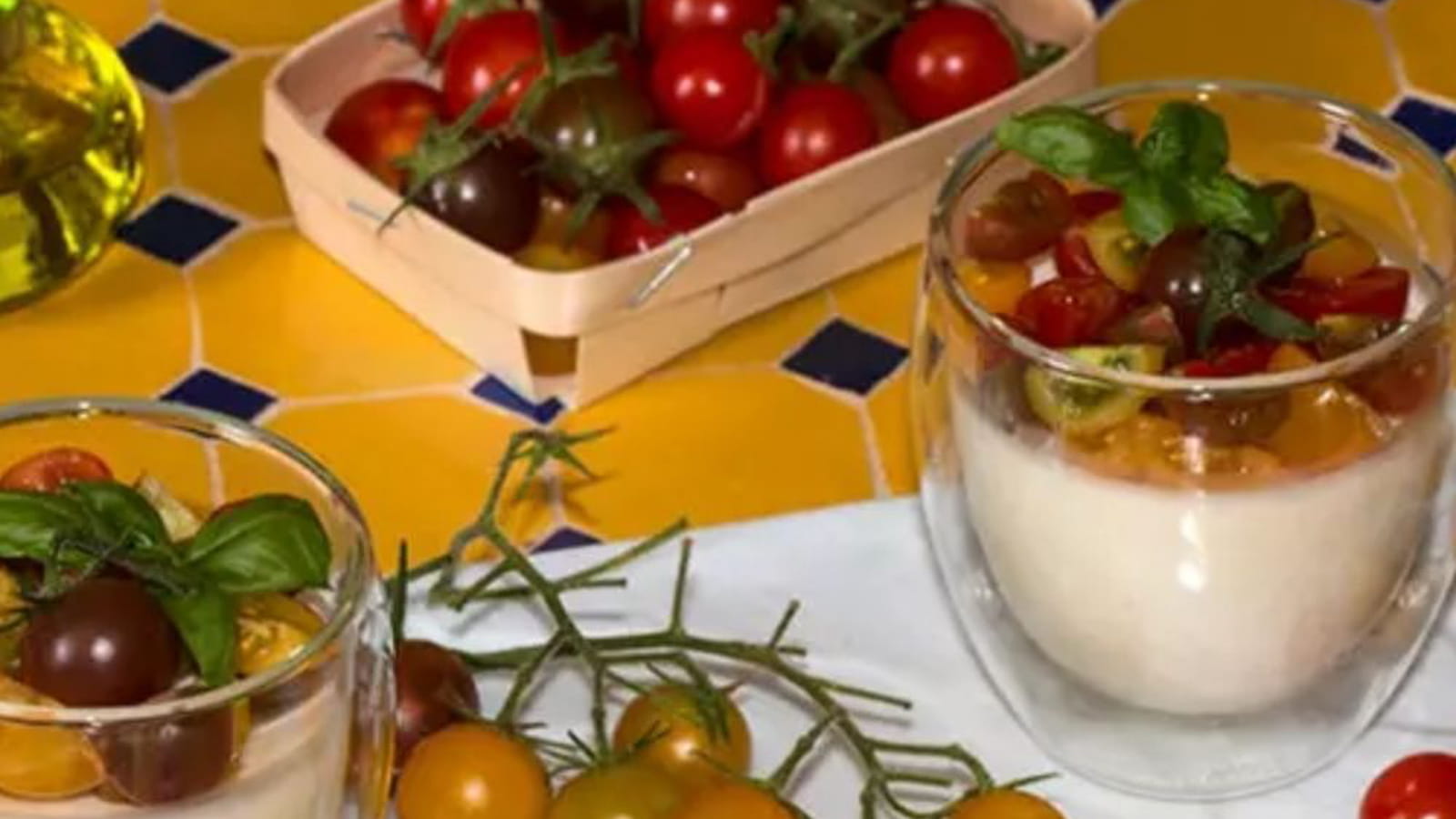 Méli mélo de tomates, sur crémeux à la mozzarella