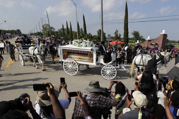 Le cercueil de George Floyd est transporté au cimetière de Pearland, au sud de Houston