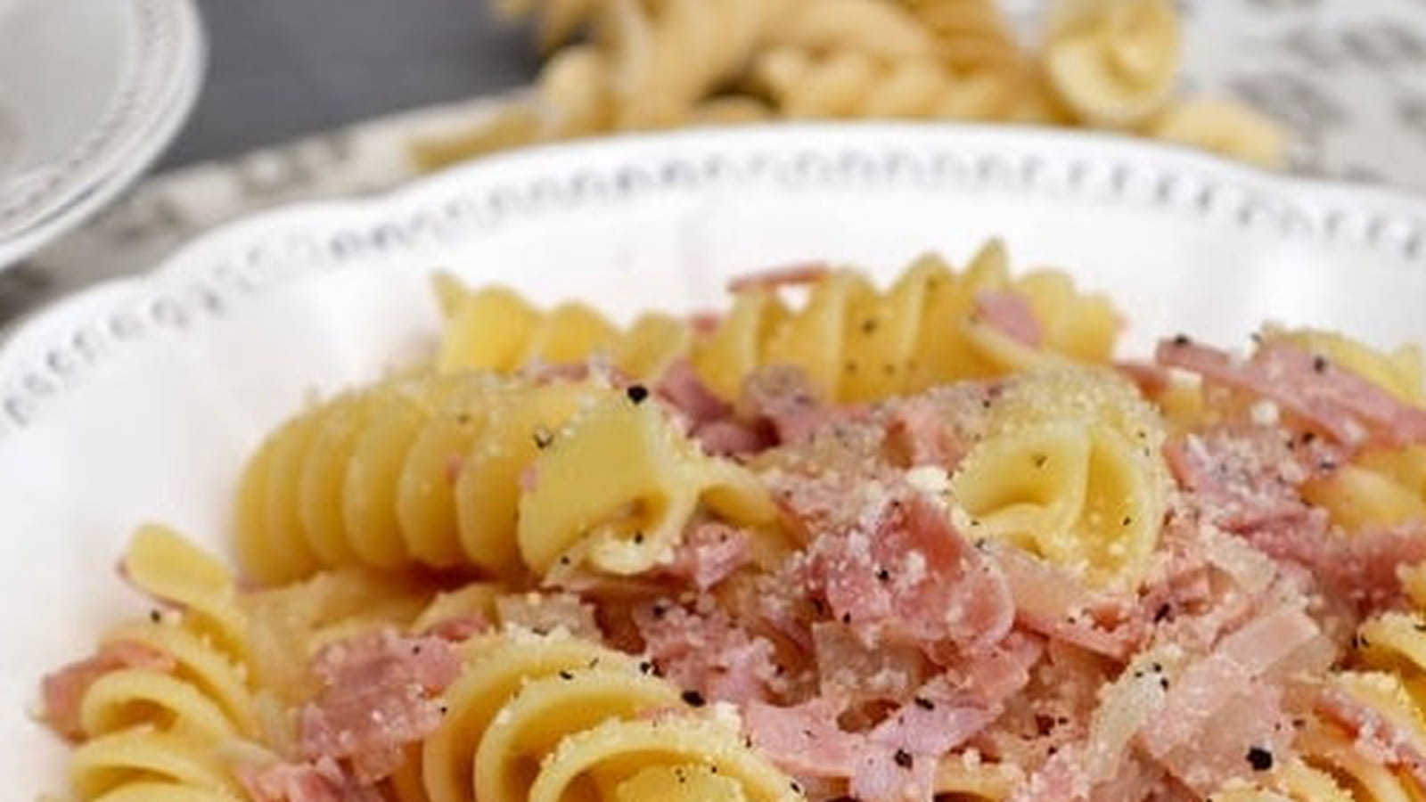 Pâtes "fusillone" au jambon grillé, vin blanc et oignons fondants