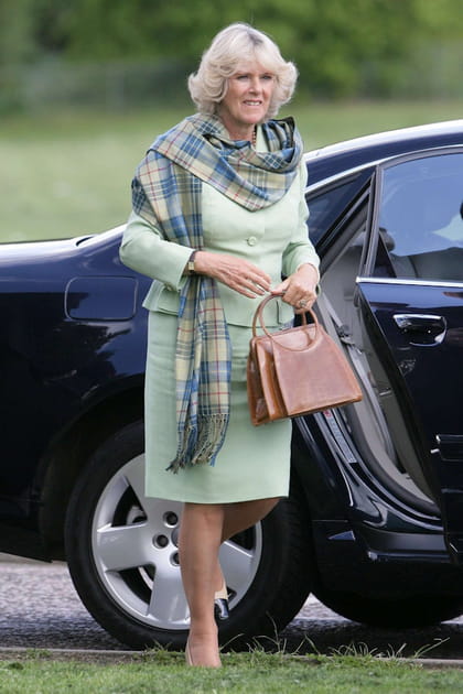 Camilla Parker-Bowles en ensemble vert p&acirc;le et sac &agrave; main camel