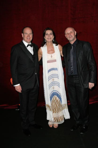 Caroline de Monaco en robe pliss&eacute;e blanche