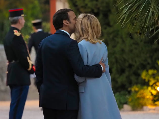 Tendre baiser entre Emmanuel et Brigitte Macron