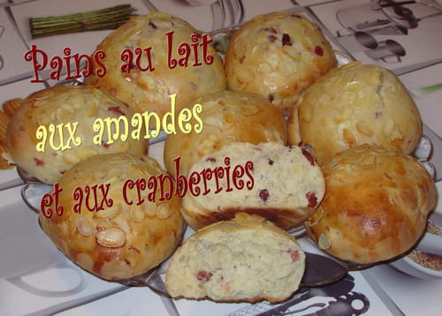 Pains au lait aux amandes et aux cranberries (Brioche)