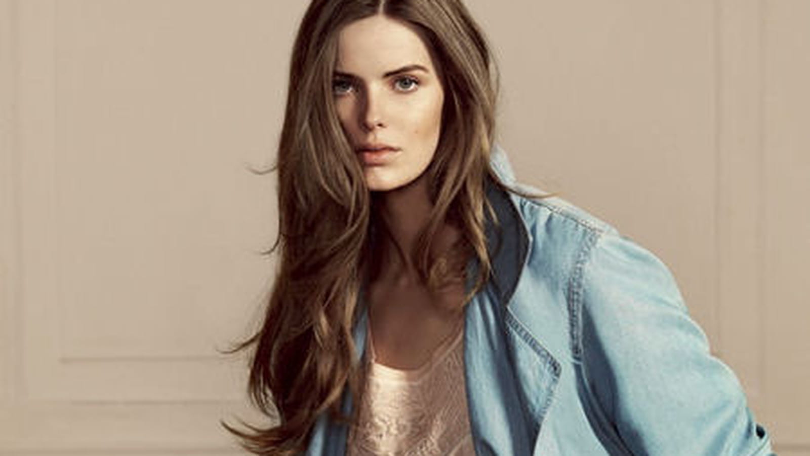 Violeta by Mango : la veste denim et le pantalon beige