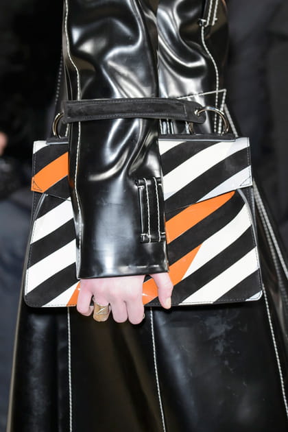 Le sac graphique du d&eacute;fil&eacute; Proenza Schouler