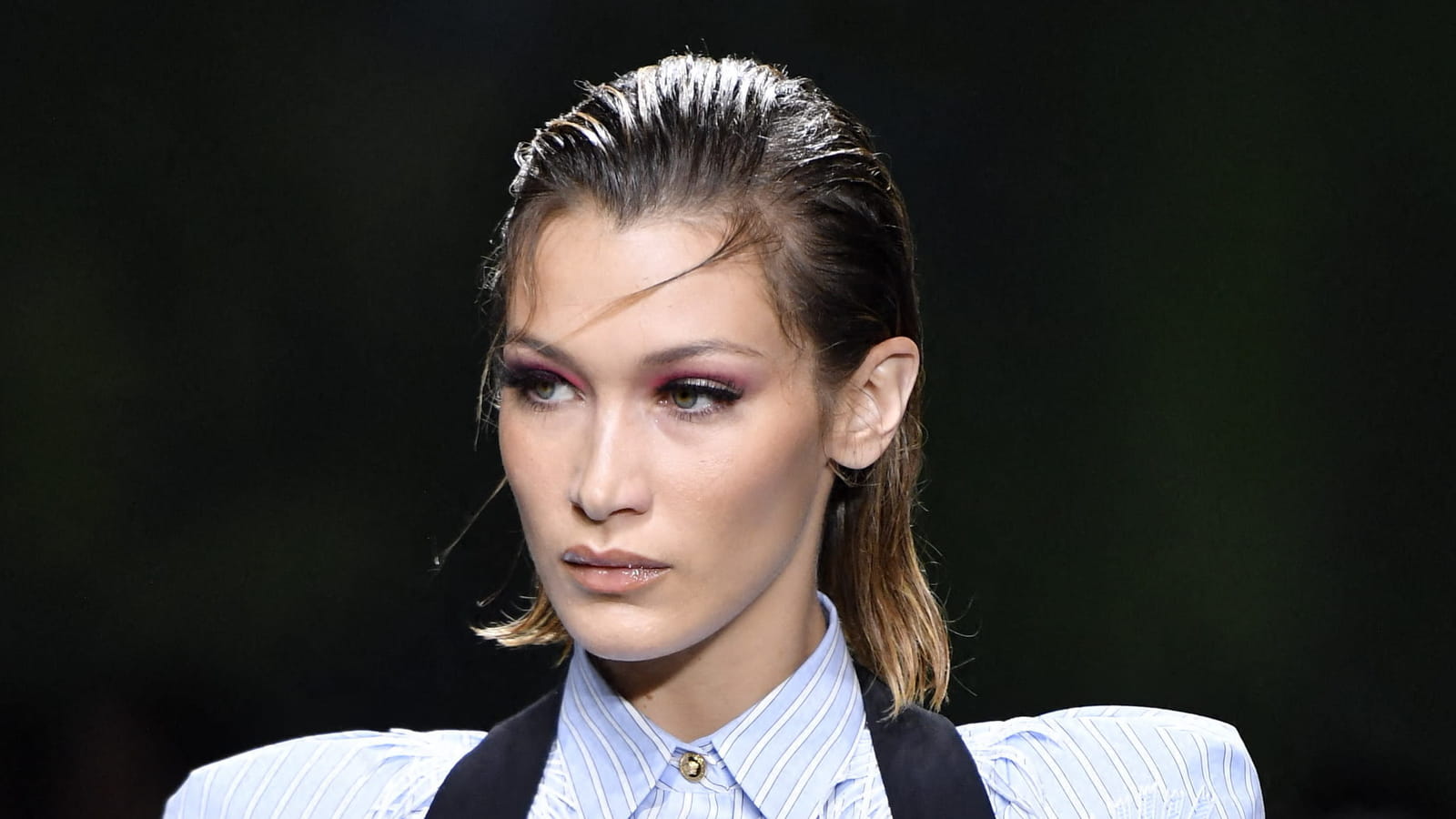 Les cheveux en arrière effet mouillé
