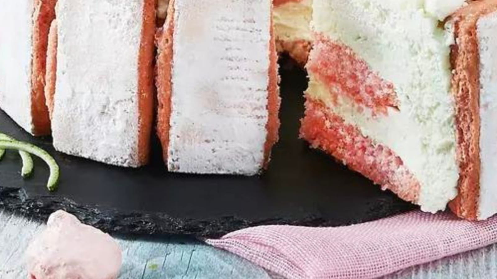 Charlotte citron vert et biscuits roses de Reims