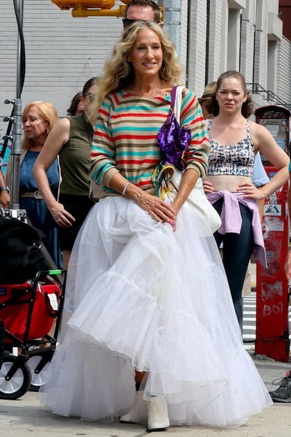 Carrie Bradshaw en marini&egrave;re multicolore et sac &agrave; main Fendi
