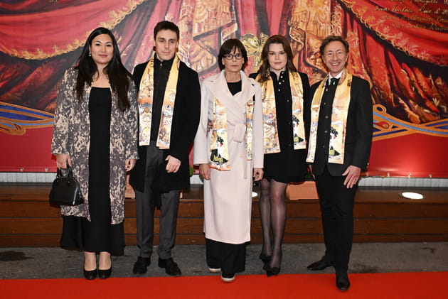 St&eacute;phane Bern pose avec St&eacute;phanie de Monaco, ses enfants et sa belle-fille