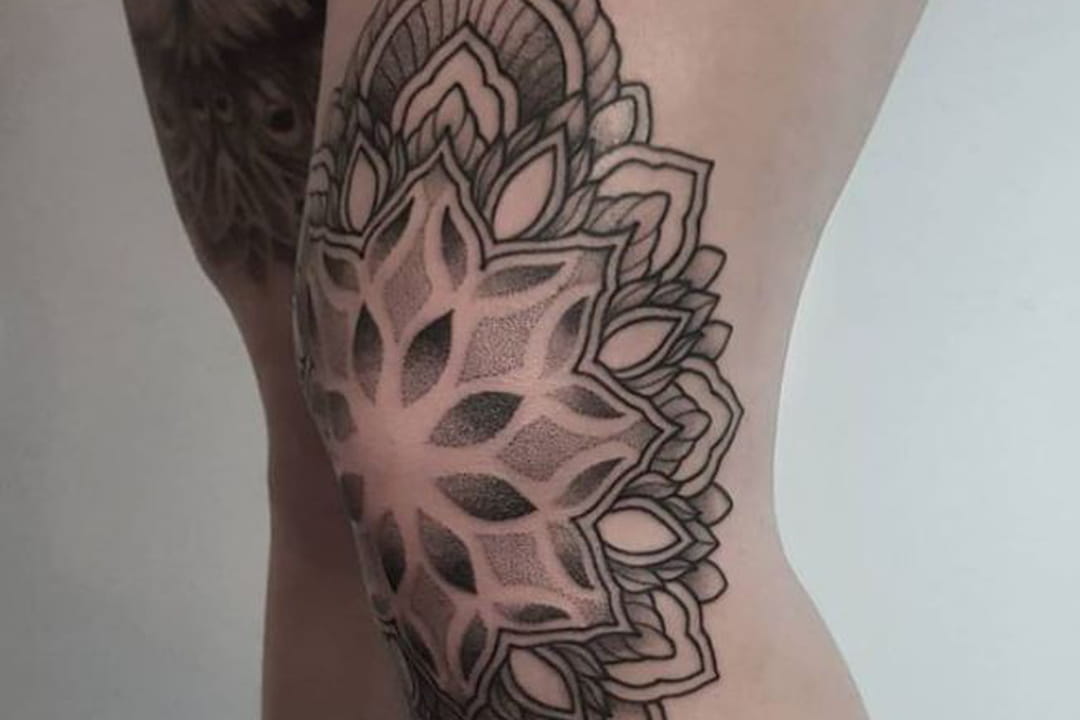 Tatouage mandala sur le genou