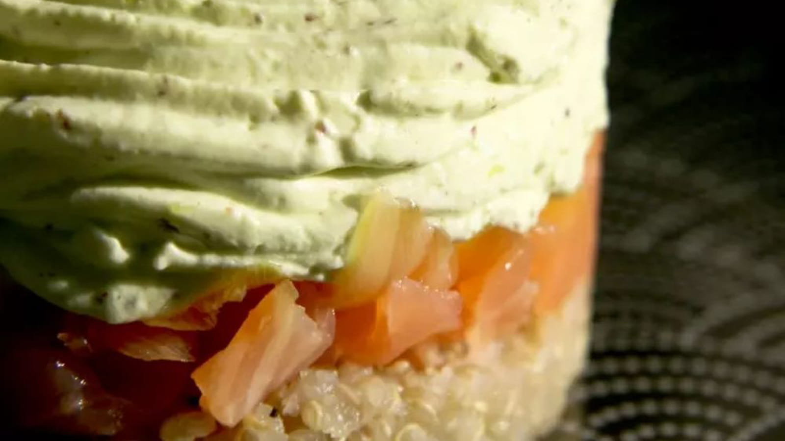 Timbale de quinoa au saumon et crème de wasabi