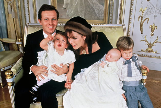 Caroline de Monaco et Stefano Casiraghi entourés de leurs 3 enfants au baptême de Pierre en 1987