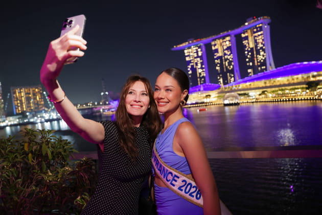 Mareva Galanter et Hinaupoko Dev&egrave;ze en mode selfie devant Marina Bay Sands