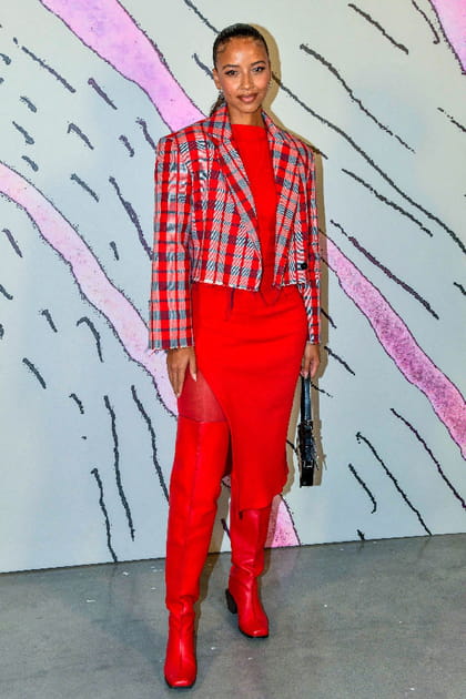 Flora Coquerel en robe rouge et veste à carreaux rouge et rose au défilé Shiatzy Chen printemps-été 2024
