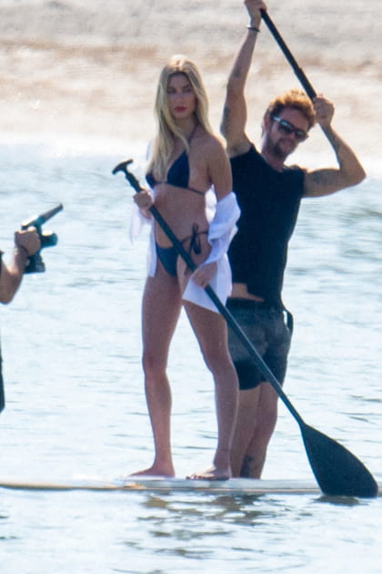 Hailey Bieber en bikini noir