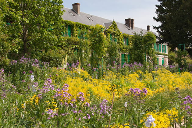 Une maison qui se fond dans le jardin