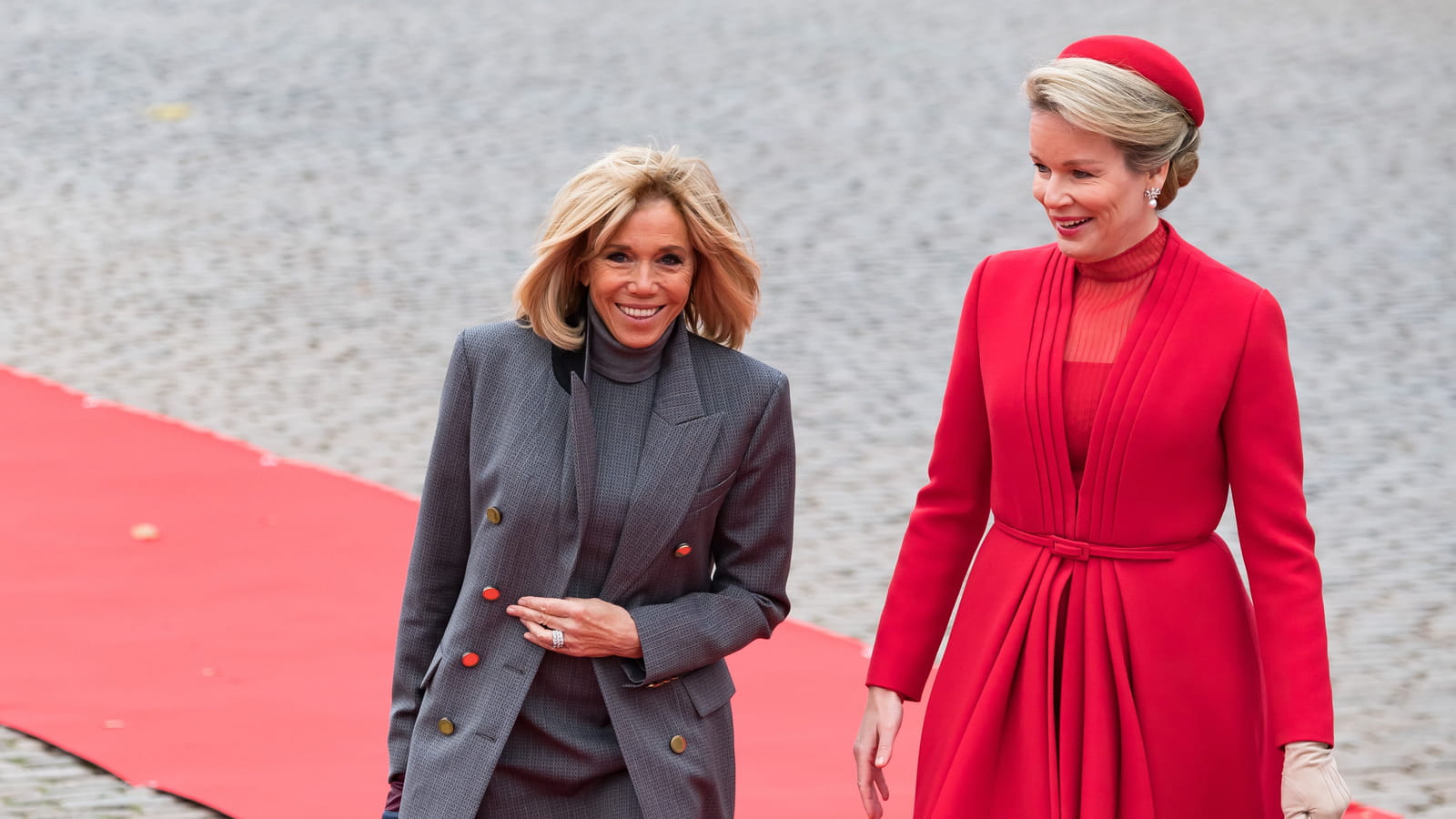 En rouge et... gris