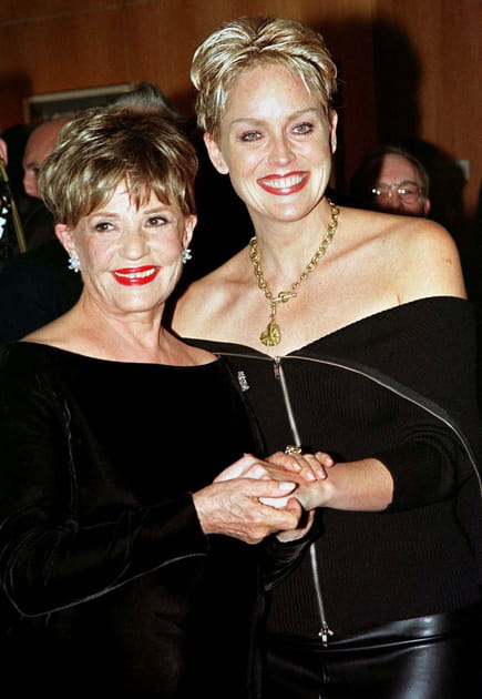 Avec Sharon Stone, qui lui a remis un Oscar honorifique pour l'ensemble de sa carrière en 1998