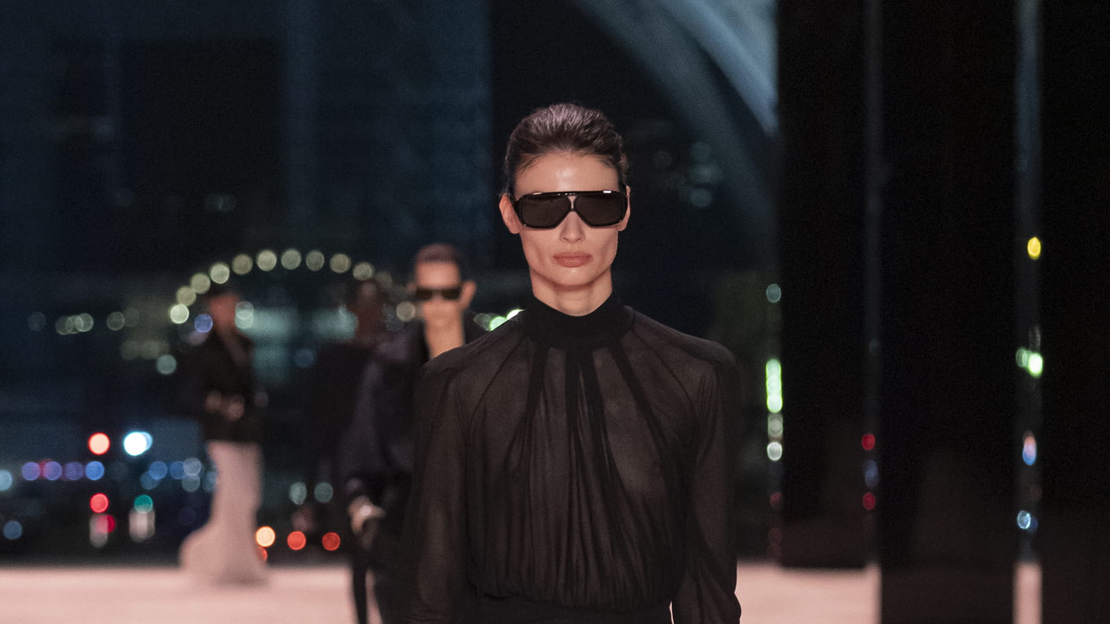Look 16