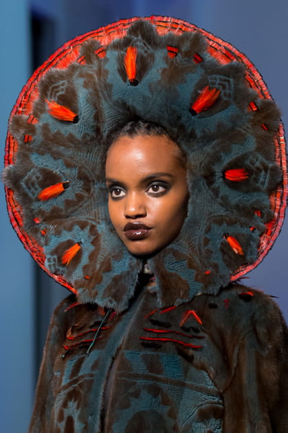 La cagoule fa&ccedil;on halo du d&eacute;fil&eacute; Jean Paul Gaultier