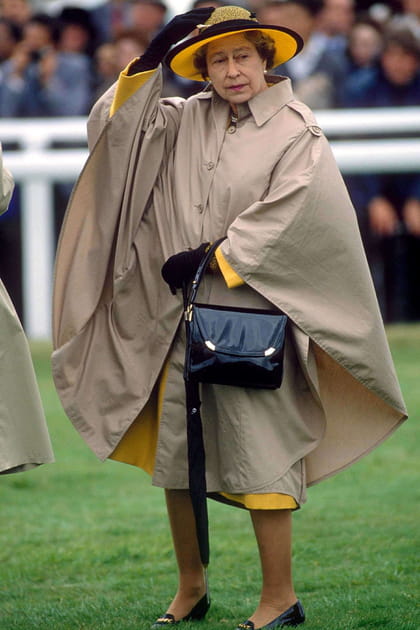 La reine Elizabeth II en trench