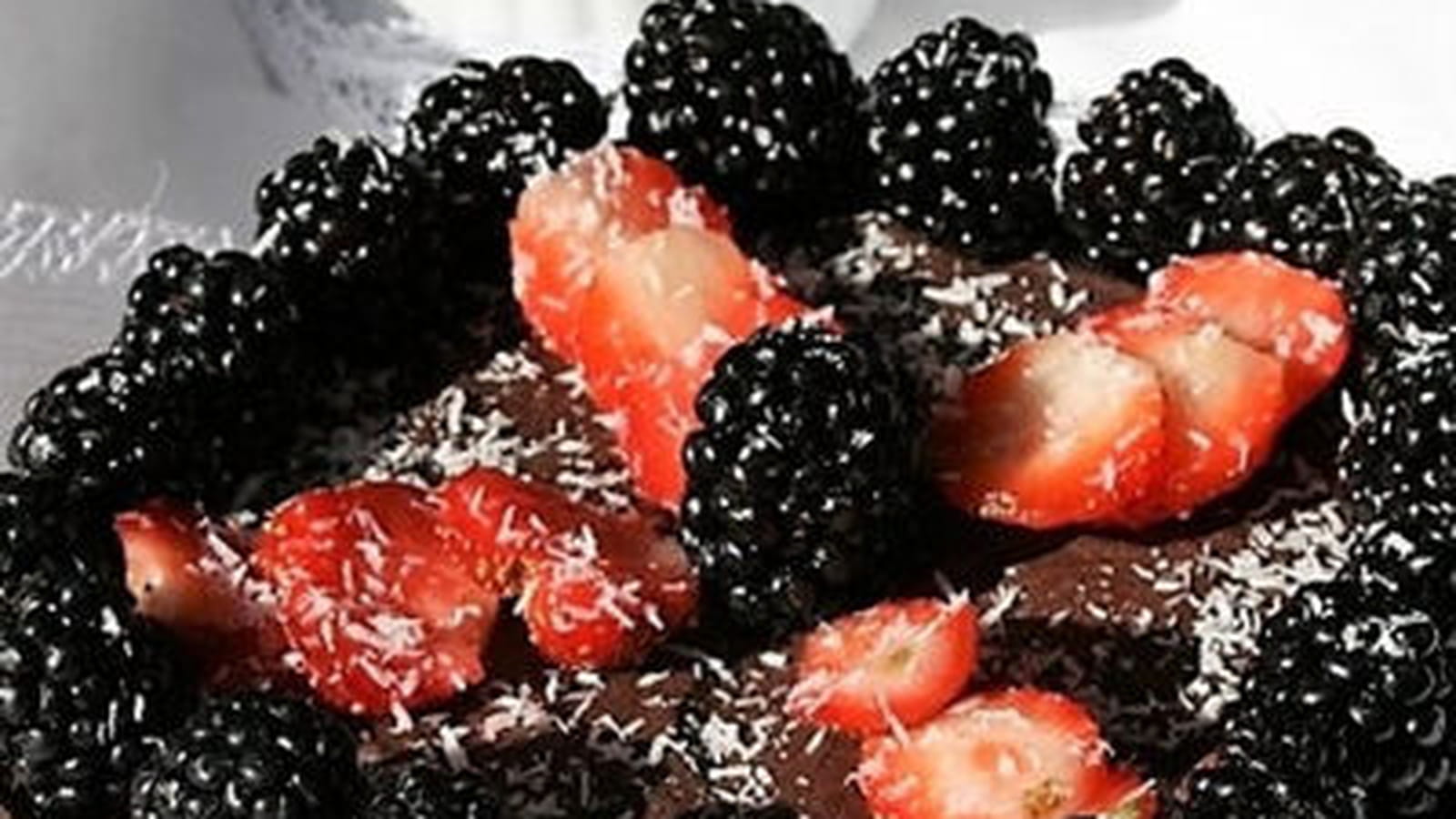 Tarte mi-crue mi-cuite coco chocolat mûres sans gluten