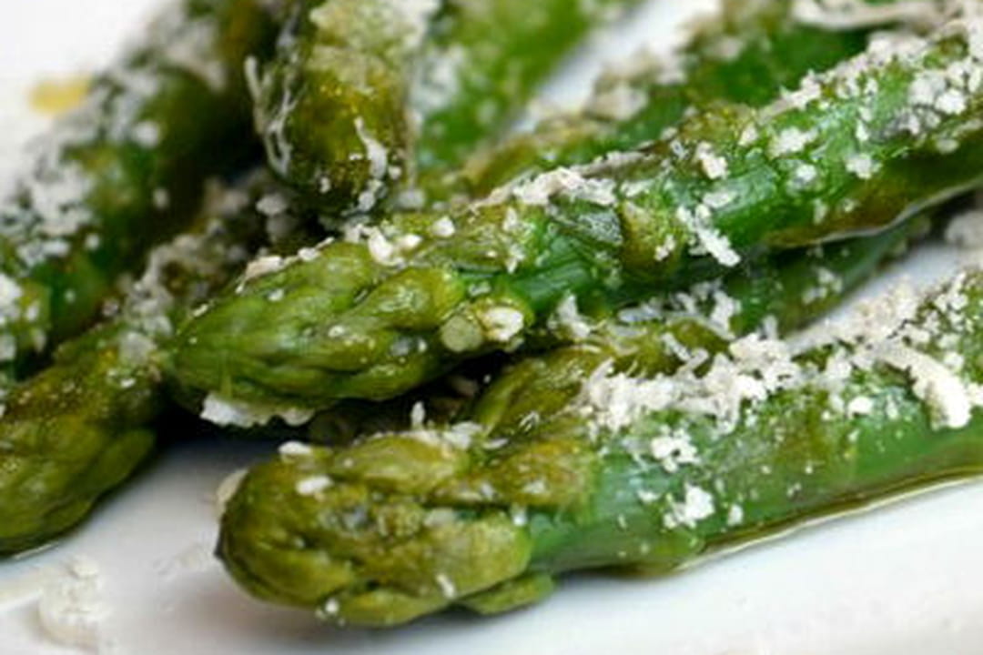 Asperges vertes grillées, huile d'olive au citron et parmesan