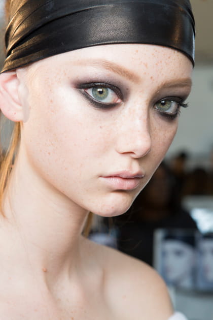 Le regard charbonneux