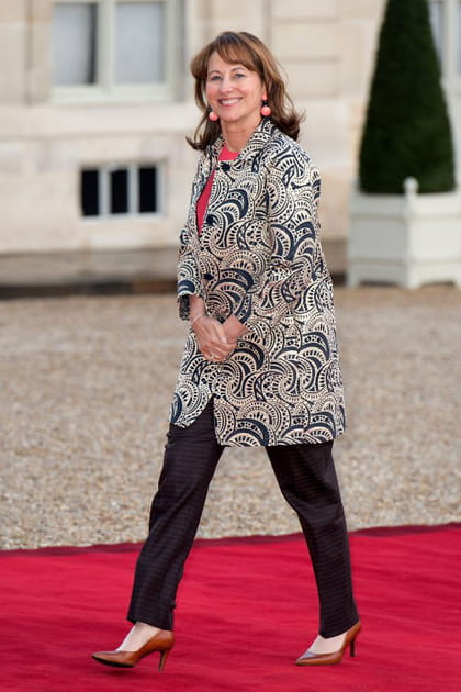 Ségolène Royal en manteau imprimé et blouse rose