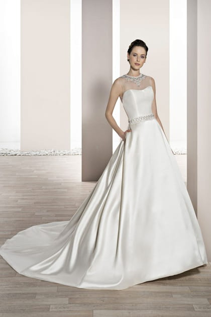 Une robe satin&eacute;e, Demetrios