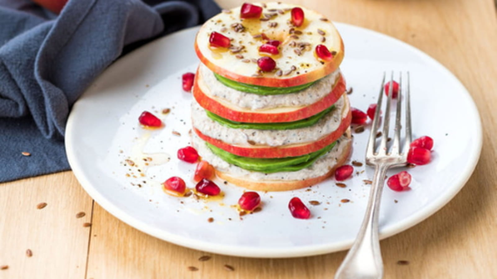 Millefeuille aux Pink Lady®, rillettes de sardine, avocat et grenade