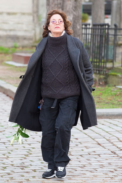 Jane Birkin en pantalon ample et manteau gris