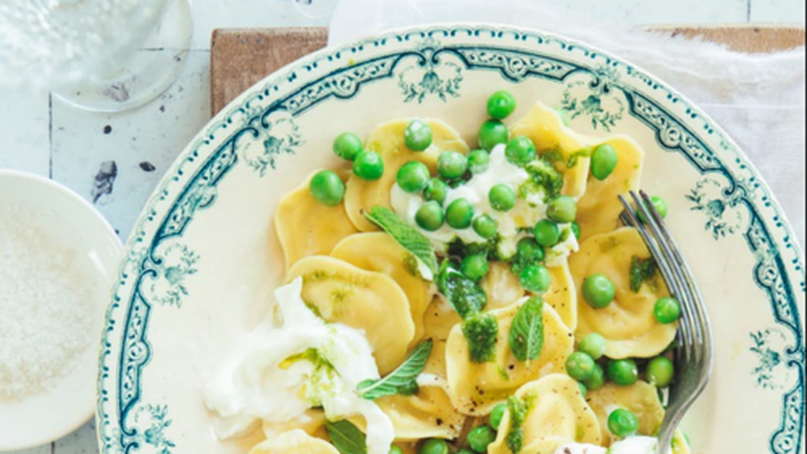 Ravioli Ricotta Épinards et Mascarpone, petits pois, stracciatella et pesto vert