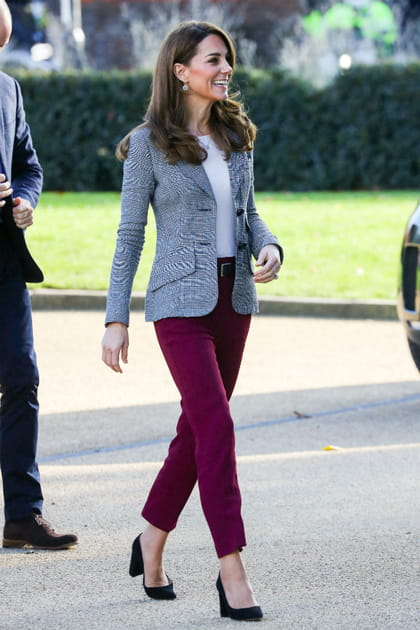 Kate Middleton&nbsp;en pantalon bordeaux et blazer