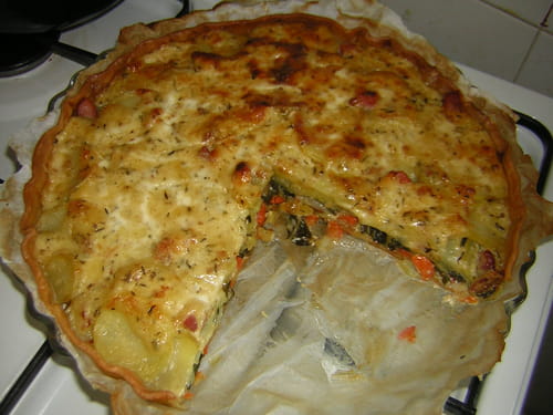 Tarte aux légumes, lardons fumés et fromage à raclette