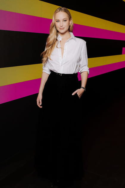 Jennifer Lawrence en chemise blanche et jupe noire au défilé Dior printemps-été 2024