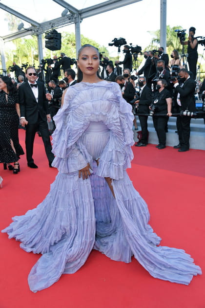 Kat Graham en robe lilas &agrave; volants