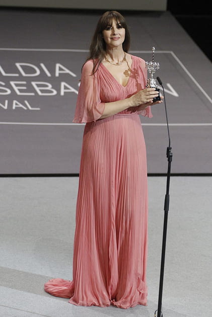 Monica Bellucci en robe rose pliss&eacute;e &agrave; d&eacute;collet&eacute; en V