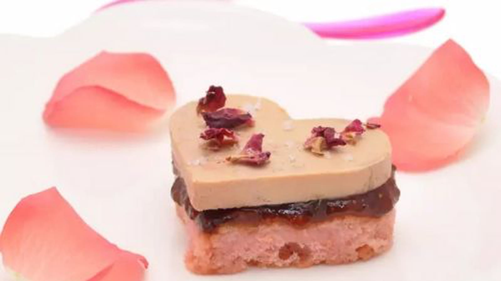 Cœurs de foie gras aux biscuits de Reims et pétales de roses
