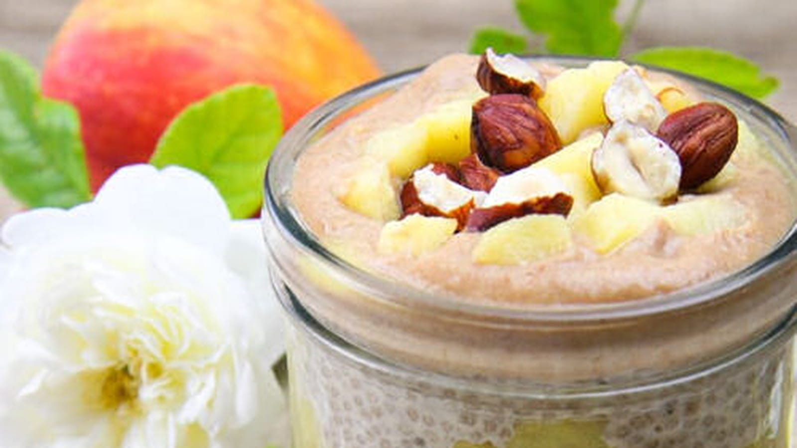 Chia pudding aux pommes et caramel de dattes au lucuma