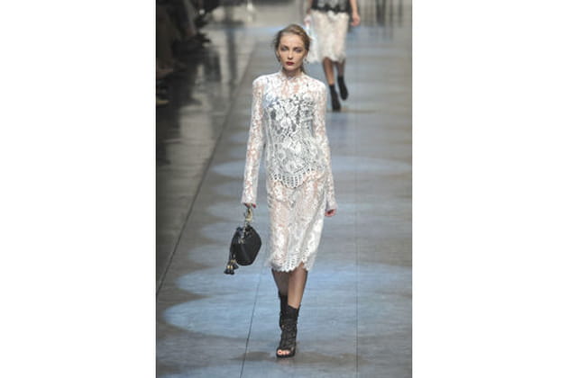 Toute de dentelle vêtue