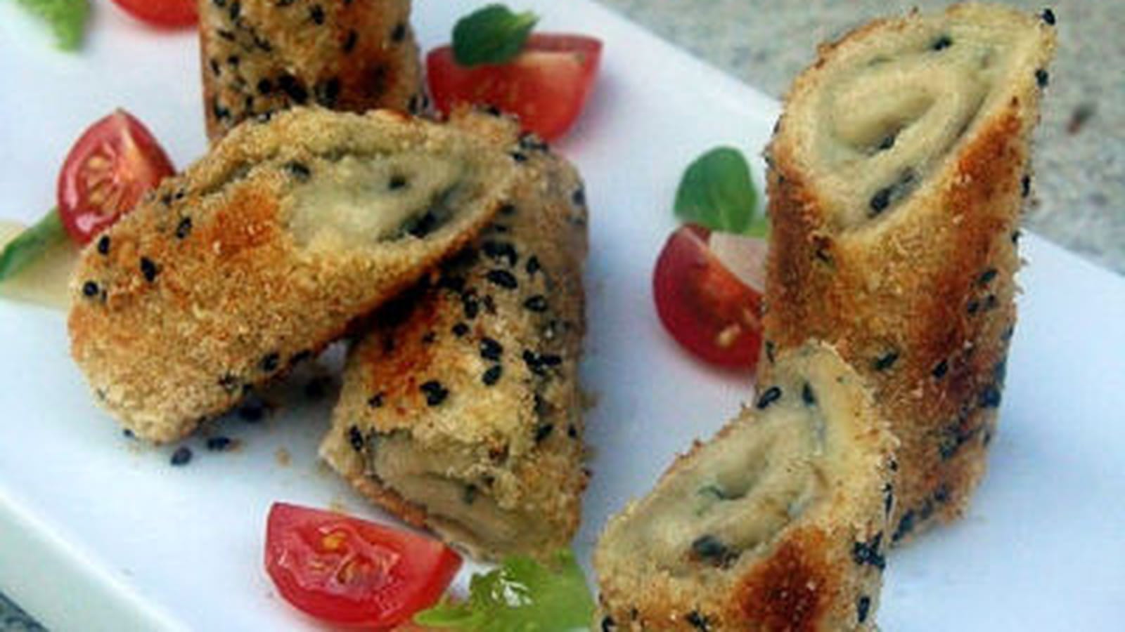Roulés au roquefort et sésame noir