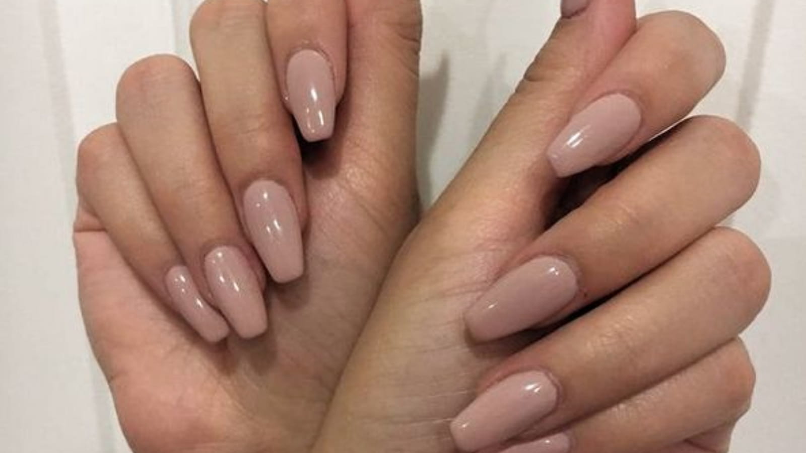 Des ongles nude en forme de ballerine
