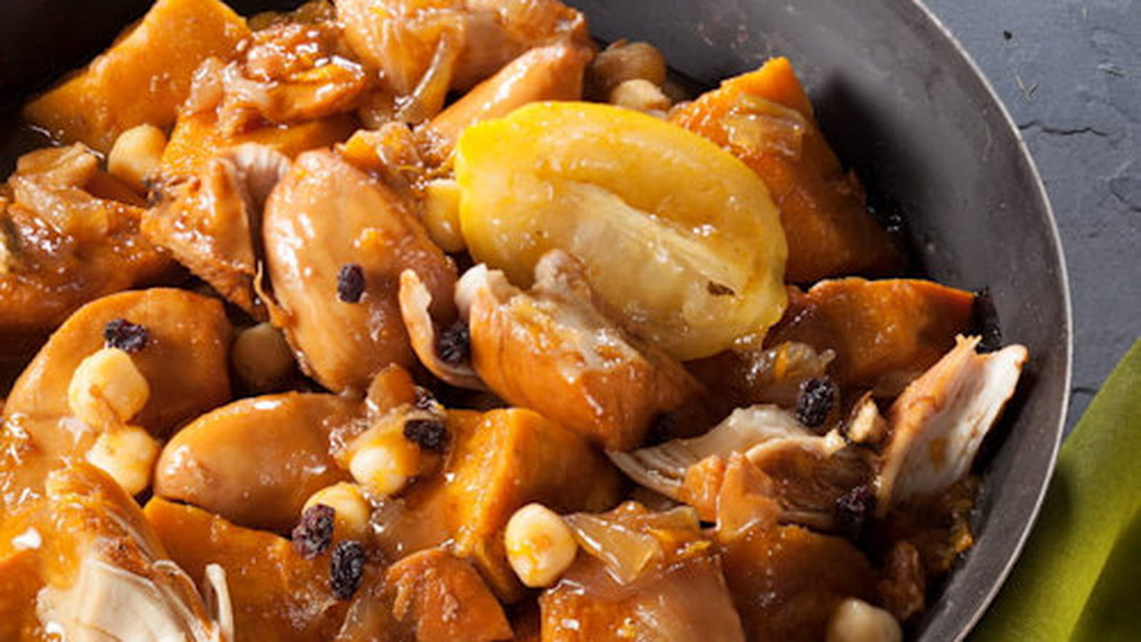 Tagine de poulet aux citrons confits, patates douces et thé Tchai aux épices