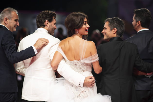 Pen&eacute;lope Cruz, bien entour&eacute;e sur le tapis rouge